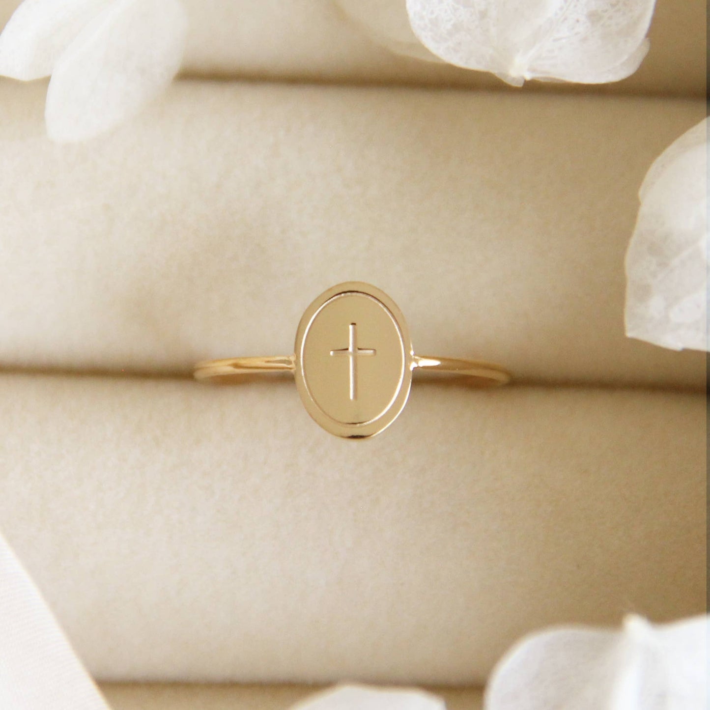 LoveStory - Oval Engraved Cross Gold Ring 8